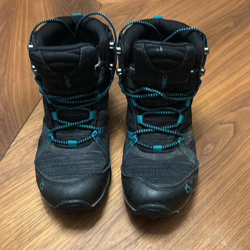 Women’s size 7 Oboz Bdry WaterProof Hiking Boots. Wore hiking once. Full tread.